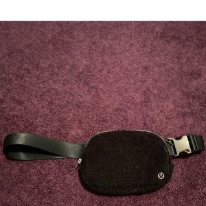 Lululemon athletica sherpa side bag